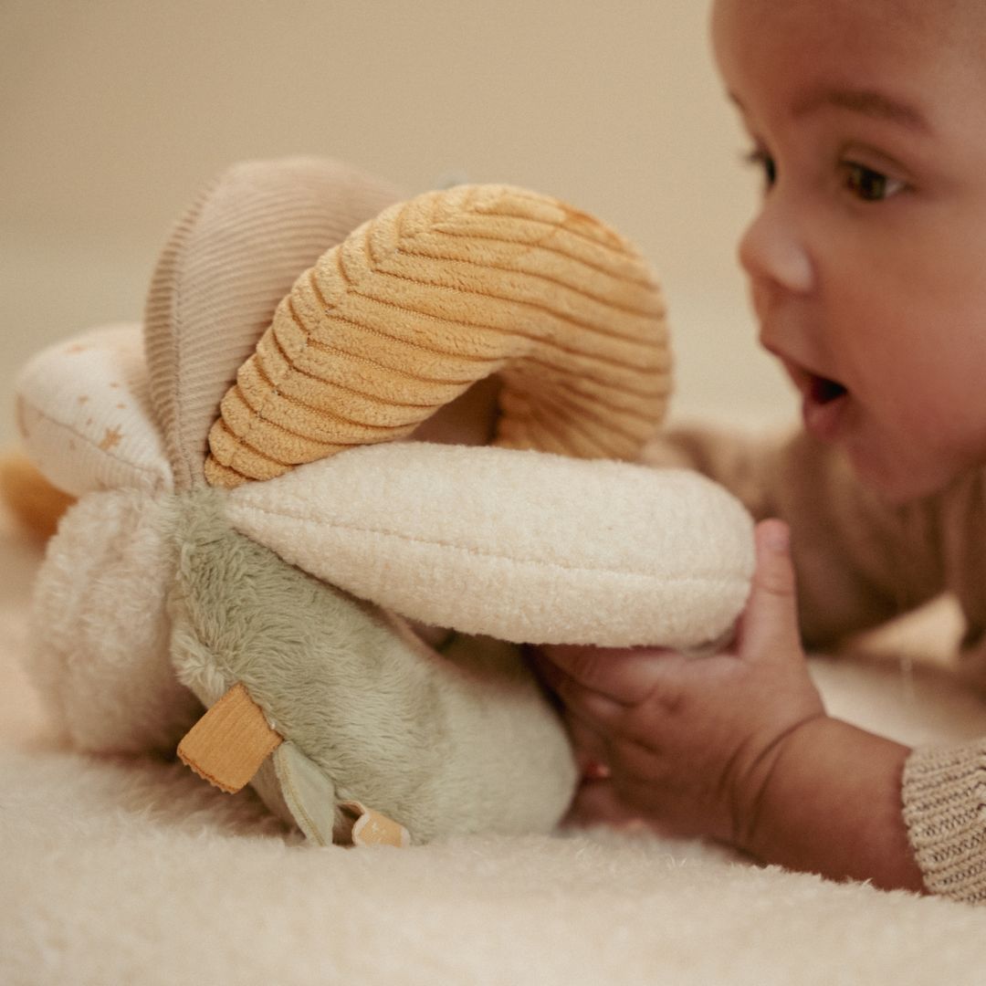 Babybold med aktiviteter i lyse farver - Blød og farverig bold der stimulerer bays motoriske udvikling.