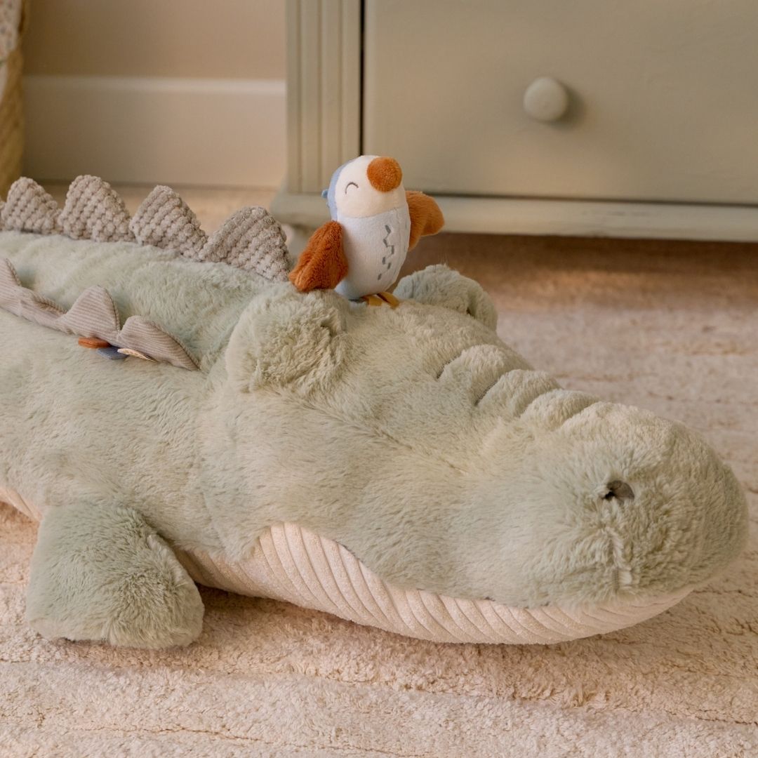 stor lysegrøn krokodille bamse med aktiviteter til baby, ligger på gulvtæppe i værelse en aktivitetsbamse med masser at udforske fra nyfødt og op, Little Dutch Safari kollektion.