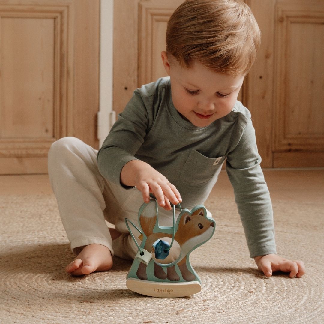 Aktivitetsdyr blå | Ræv - Barn leger med en blå aktivitetsræv i træ, der gynger.