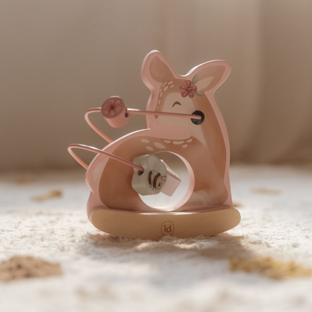Aktivitetsdyr rosa fra little Dutch står på lyst gulvtæppe: Et charmerende rosa rådyr i træ med sjove perler til leg og motorik, også flot dekoration på børneværelset.