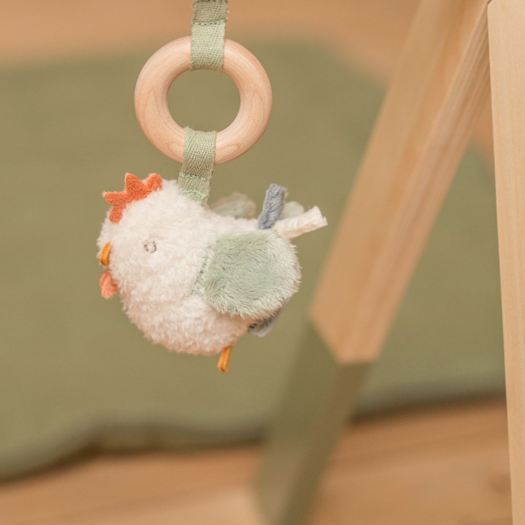 Høne hænger fra aktivitetsstativ i træ med olivengrønne ben, fra Little Dutch fås hos Nordic Simply