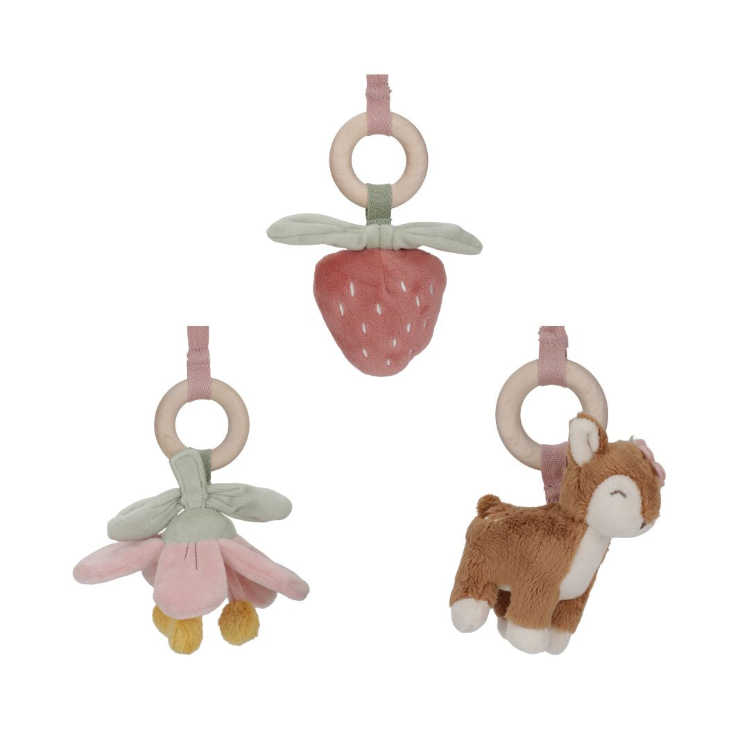 3 stykker legetøj, jordbær, blomst og rådyr, der følger med til aktivitetsstativ i træ til baby med rosa detaljer fra Little Dutch fås hos Nordic Simply