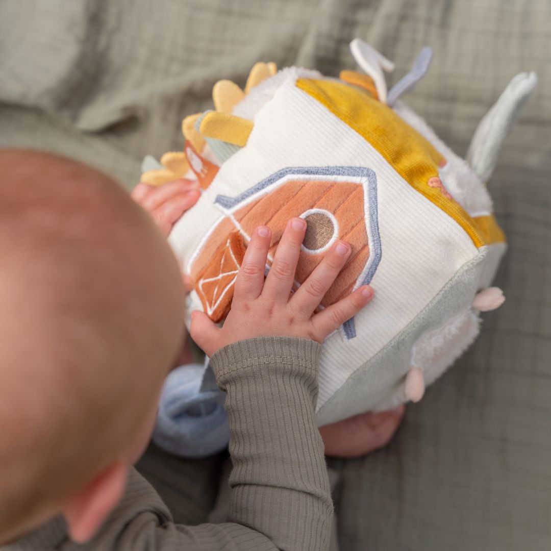Baby set oppefra undersøger blød aktivitetsterning med bondegårdstema, og masser af ting at opdage, fra Little Dutch fås hos Nordic Simply