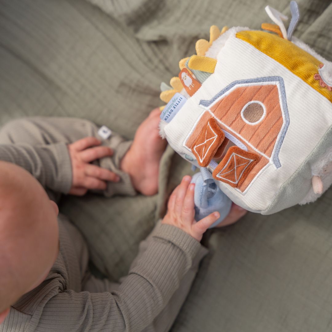 Baby set oppefra undersøger blød aktivitetsterning med bondegård, og masser af ting at opdage, fra Little Dutch fås hos Nordic Simply