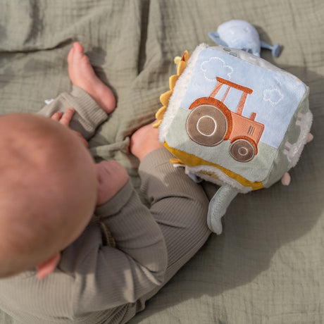 Baby sidder ved blød aktivitetsterning med bondegårdstema, her set med rød traktor fra Little Dutch fås hos Nordic Simply