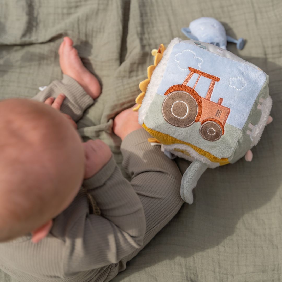 Baby sidder ved blød aktivitetsterning med bondegårdstema, her set med rød traktor fra Little Dutch fås hos Nordic Simply