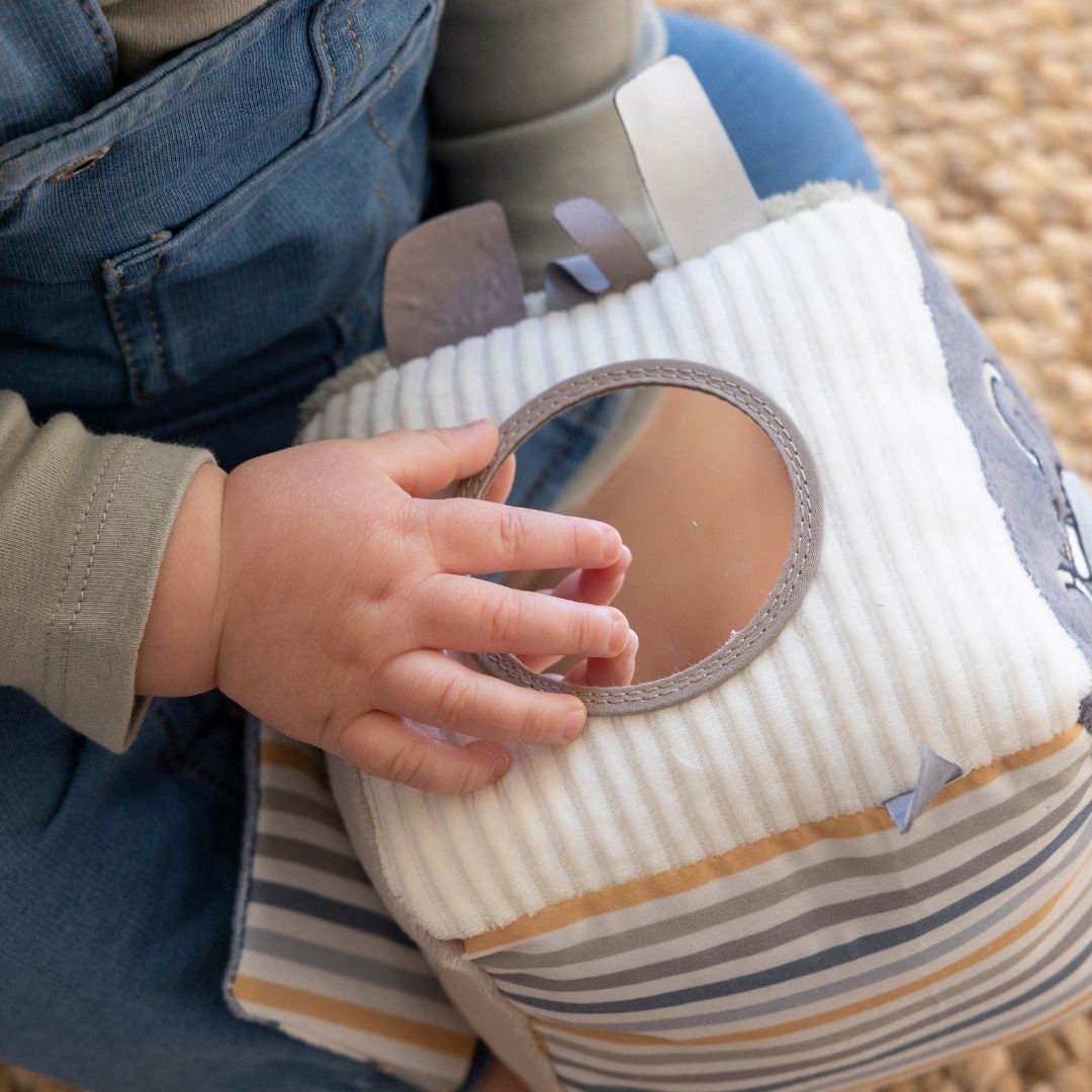 Aktivitetsterning til baby | Kanin blå, babyhånd, der udforsker aktivitetsterning med spejl.