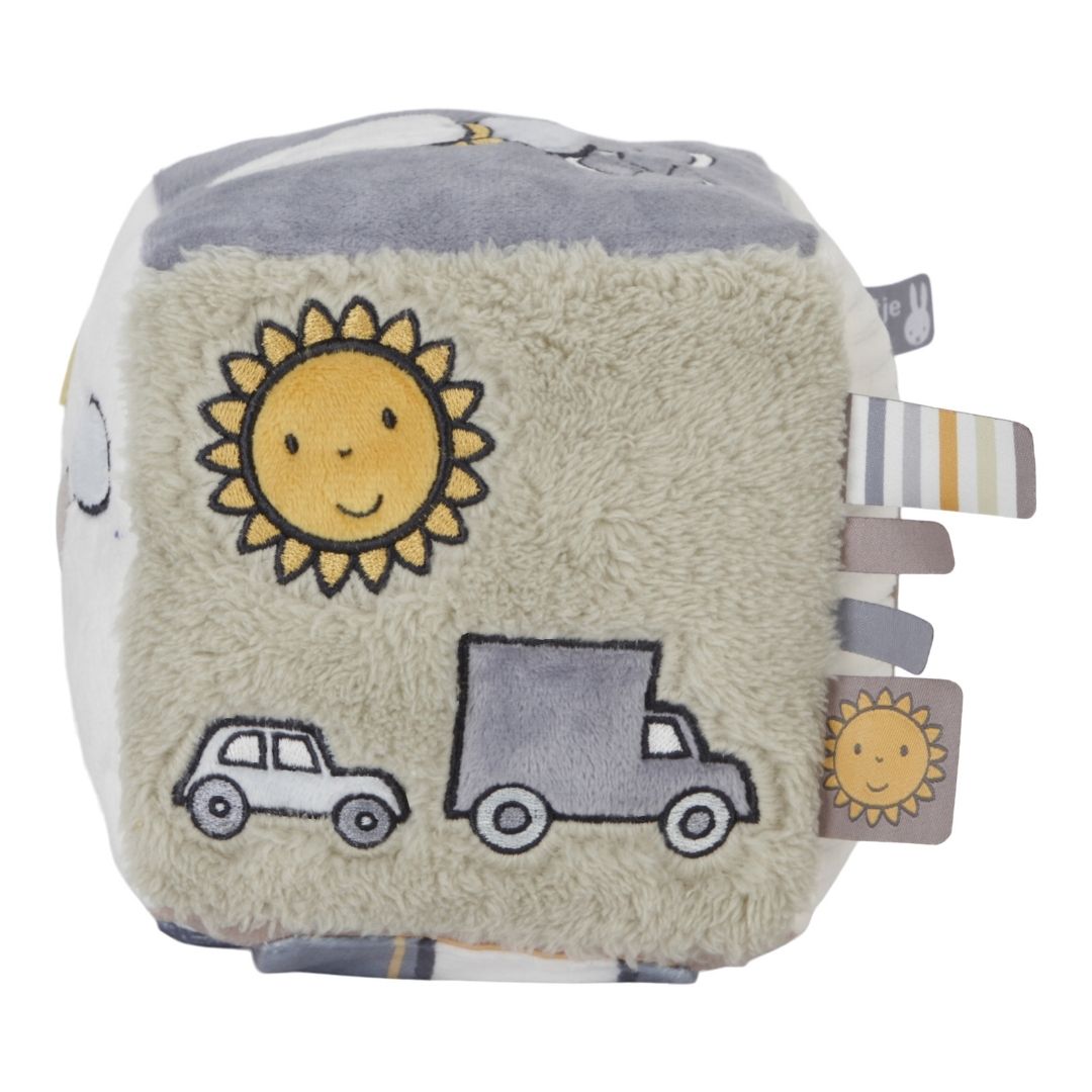 Aktivitetsterning til baby | Kanin blå med sol, biler og teksturer til sanseindtryk for baby.