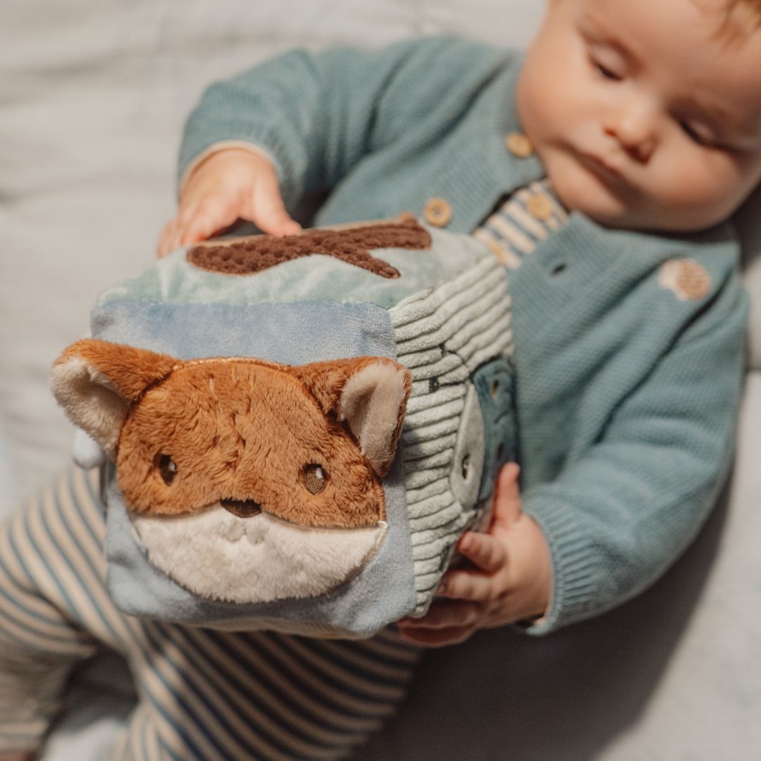 Aktivitetsterning med ræv - blød terning - her med baby, der udforsker den.