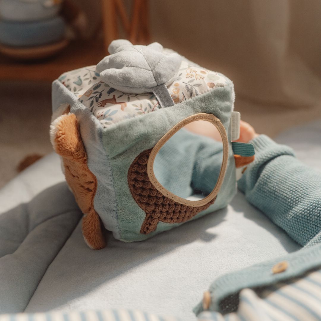 Aktivitetsterning lys blå med ræv, skov motiver, bløde teksturer og spejl til leg og sanseopdagelse til baby.