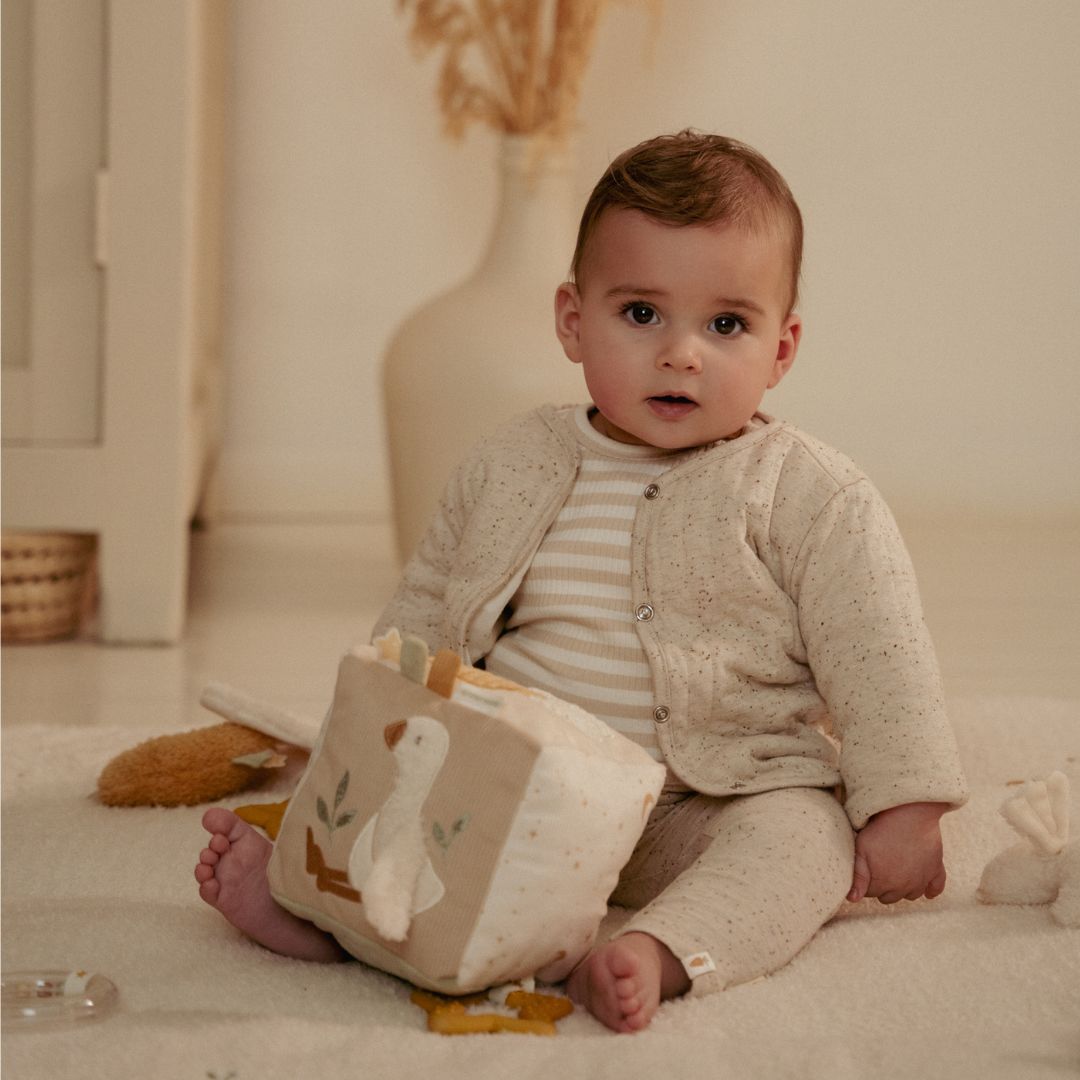 baby i lyst værelse med beige aktivitetsterning i stof med gås og masser af aktiviteter at opdage og udforske, fra Little Dutch, fås hos Nordic Simply