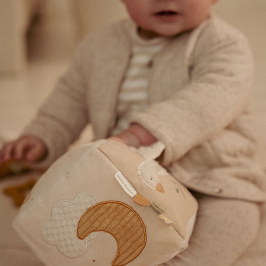 baby i lyst værelse med beige aktivitetsterning i stof fra Little Dutch, fås hos Nordic Simply