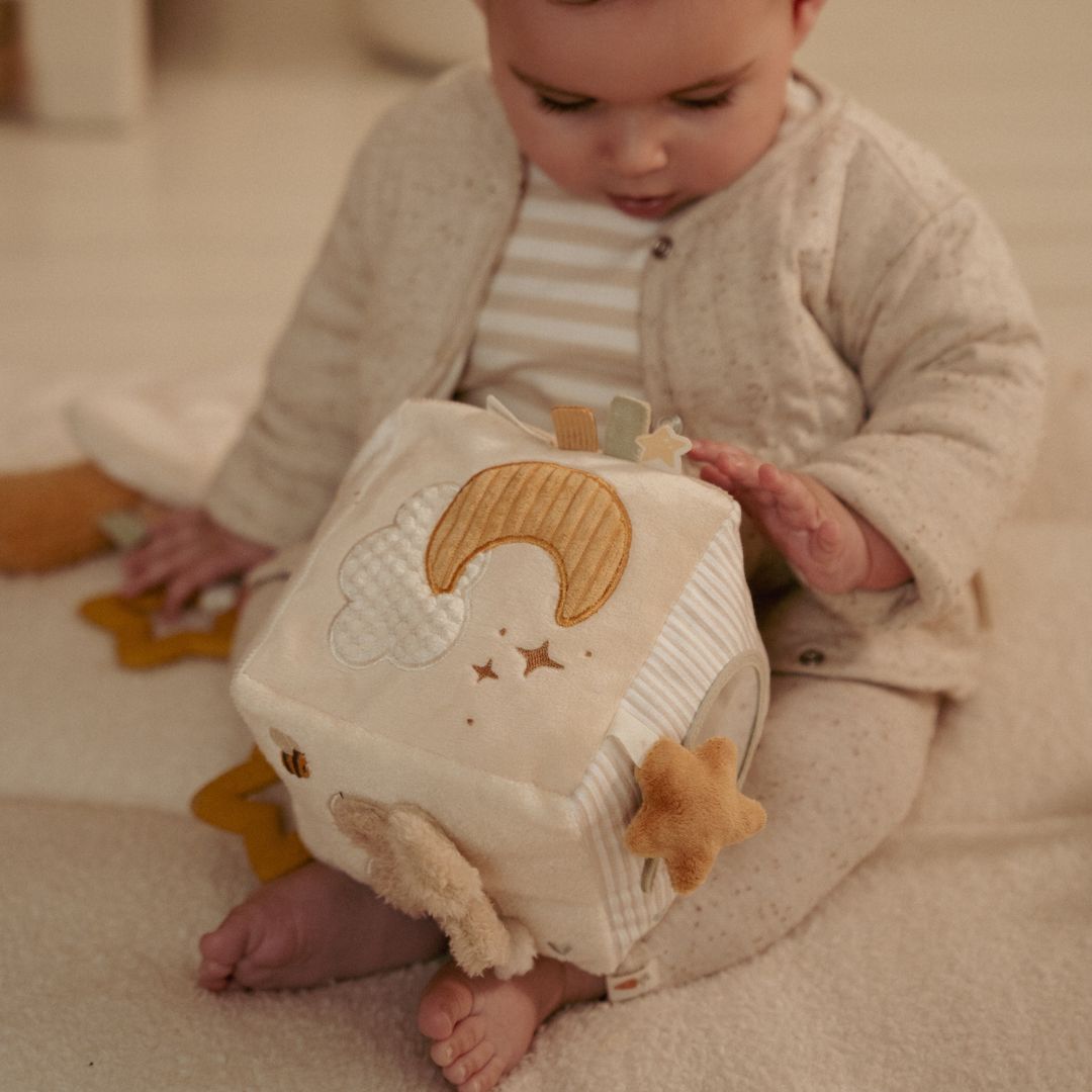 baby i lyst værelse undersøger beige aktivitetsterning i stof med måne og aktiviteter, fra Little Dutch, fås hos Nordic Simply