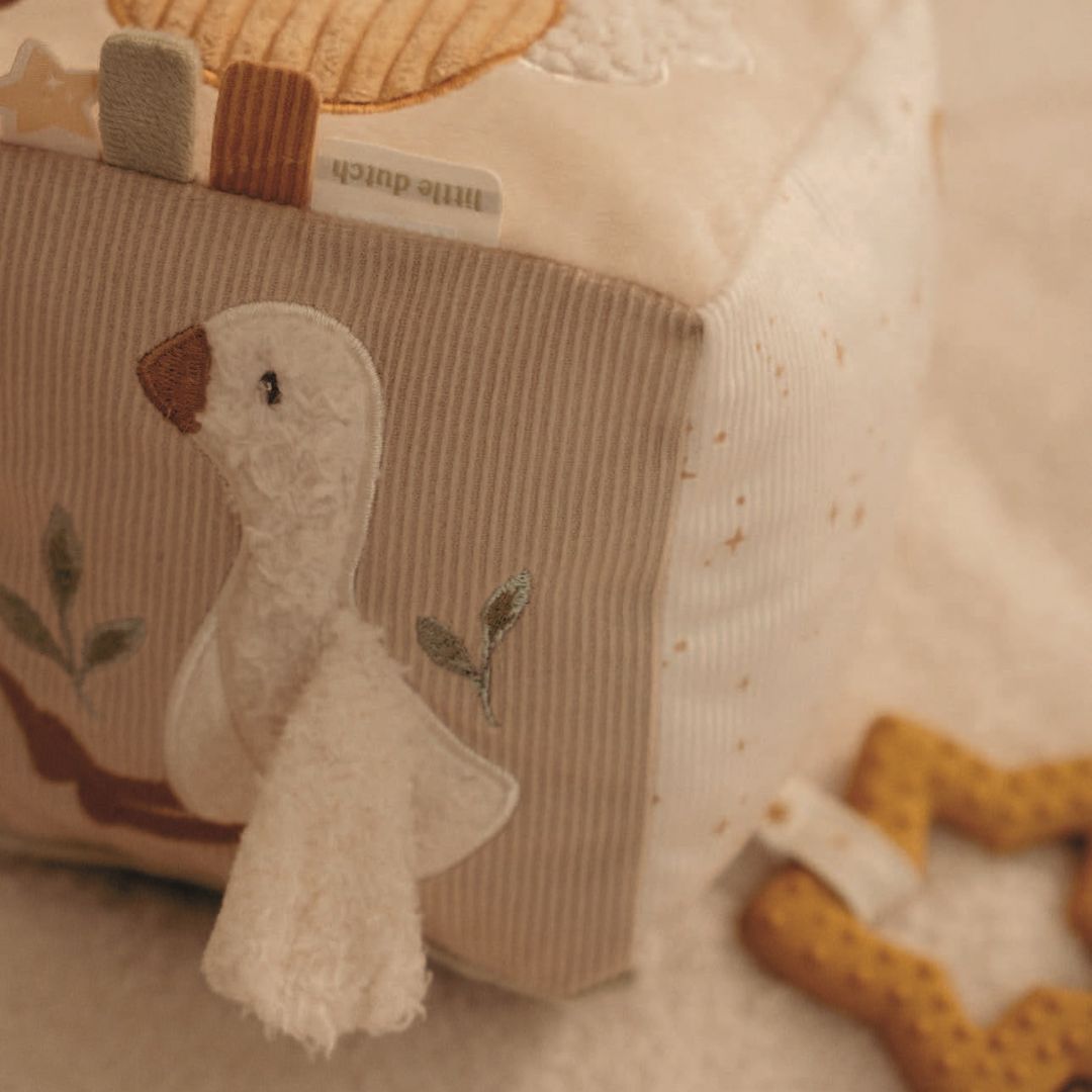 Aktivitetsterning i stof set tæt på med detaljer, her blød hvid gås, fra Little Dutch, fås hos Nordic Simply