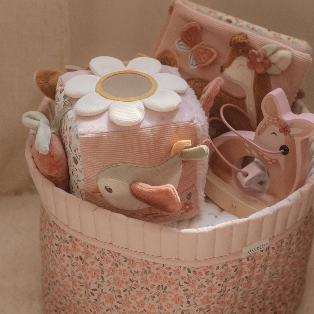 Blød rosa terning til baby set i kurv på værelse. Aktivitetsterning fra Little Dutch - perfekt til hånd-øje koordination og sanseleg