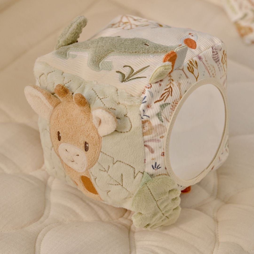 Aktivitetsterning i plys med motiver af safaridyr og masser at opdage, her set med spejl, fra Little Dutch Safari kollektion