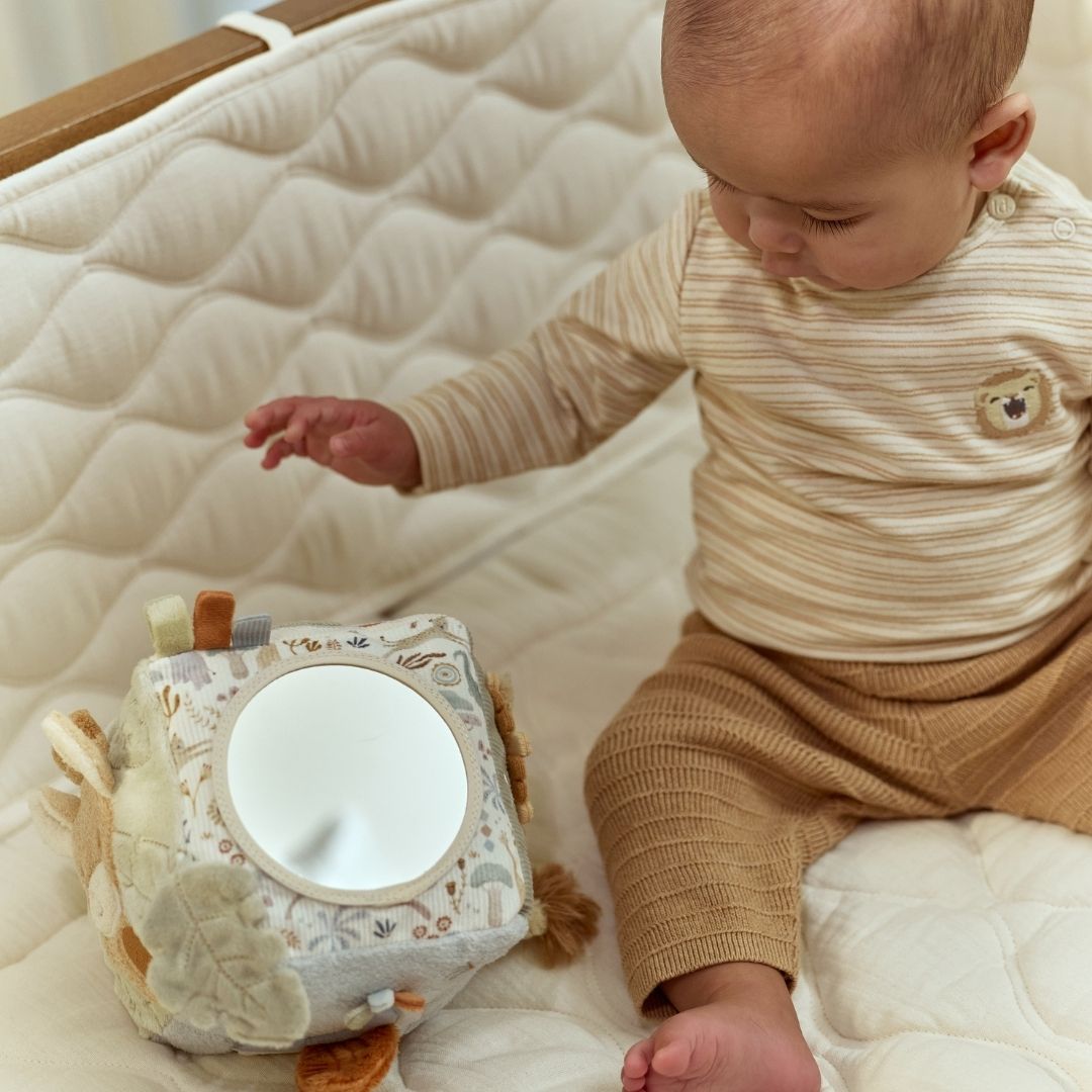 Baby sidder og ser på lys aktivitetsterning i plys med motiver af safaridyr og masser at opdage, fra Little Dutch Safari kollektion