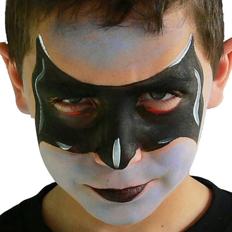 Dreng malet som Batman i ansigtet, med allergivenlig ansigtsmaling Karneval fra Grim'Tout fås hos Nordic Simply