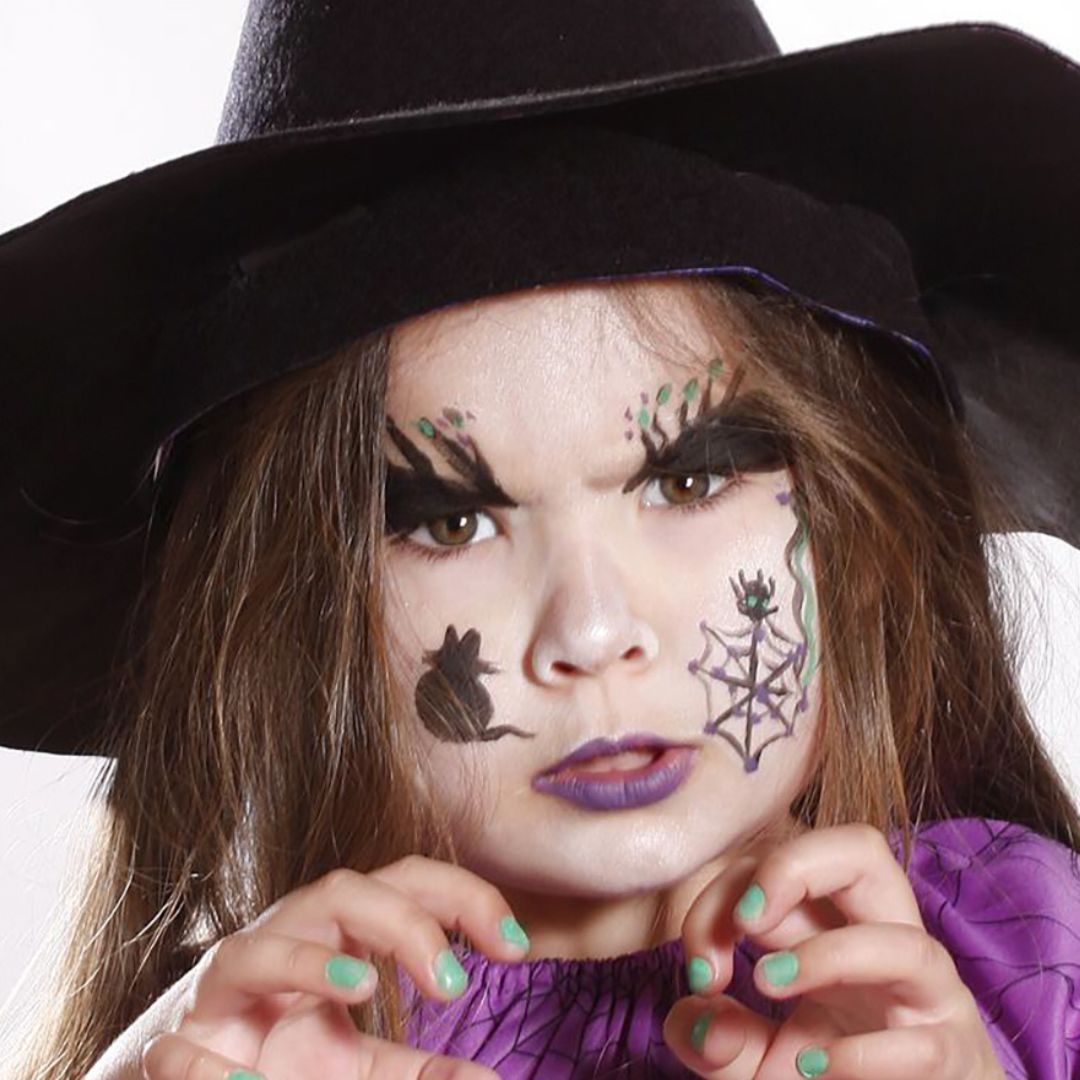 Pigel malet som heks i ansigtet, med allergivenlig ansigtsmaling Karneval fra Grim'Tout fås hos Nordic Simply