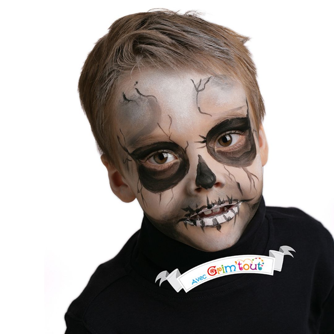 Dreng malet som skelet i ansigtet, med allergivenlig ansigtsmaling Karneval fra Grim'Tout fås hos Nordic Simply