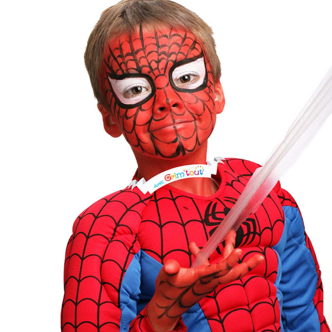 Dreng malet som Spiderman i ansigtet, med allergivenlig ansigtsmaling Karneval fra Grim'Tout fås hos Nordic Simply