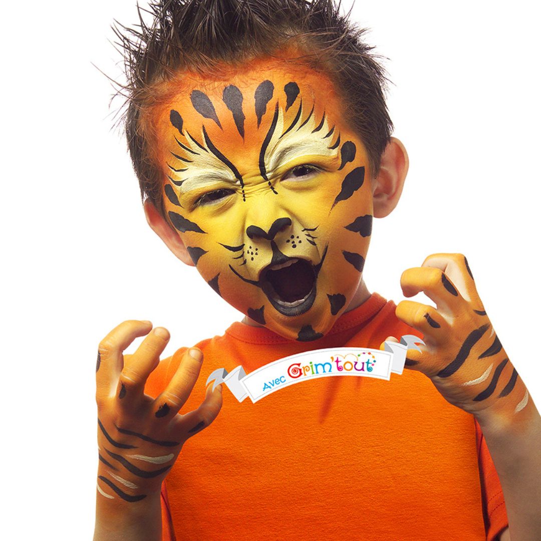 Dreng malet som farlig orange tiger i ansigtet, med allergivenlig ansigtsmaling Karneval fra Grim'Tout fås hos Nordic Simply