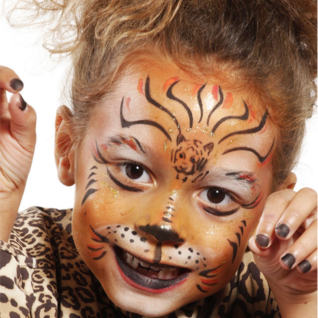 Pige malet som løve i ansigtet, med allergivenlig ansigtsmaling Karneval fra Grim'Tout fås hos Nordic Simply