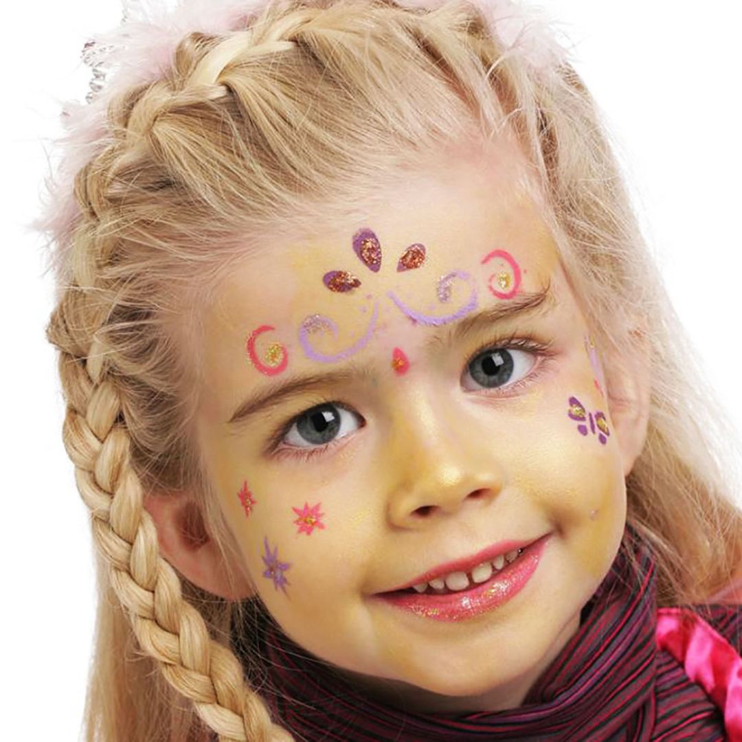 Pige ansigtsmaling i mønstre, malet med allergivenlig ansigtsmaling Eventyr fra Grim'Tout fås hos Nordic Simply