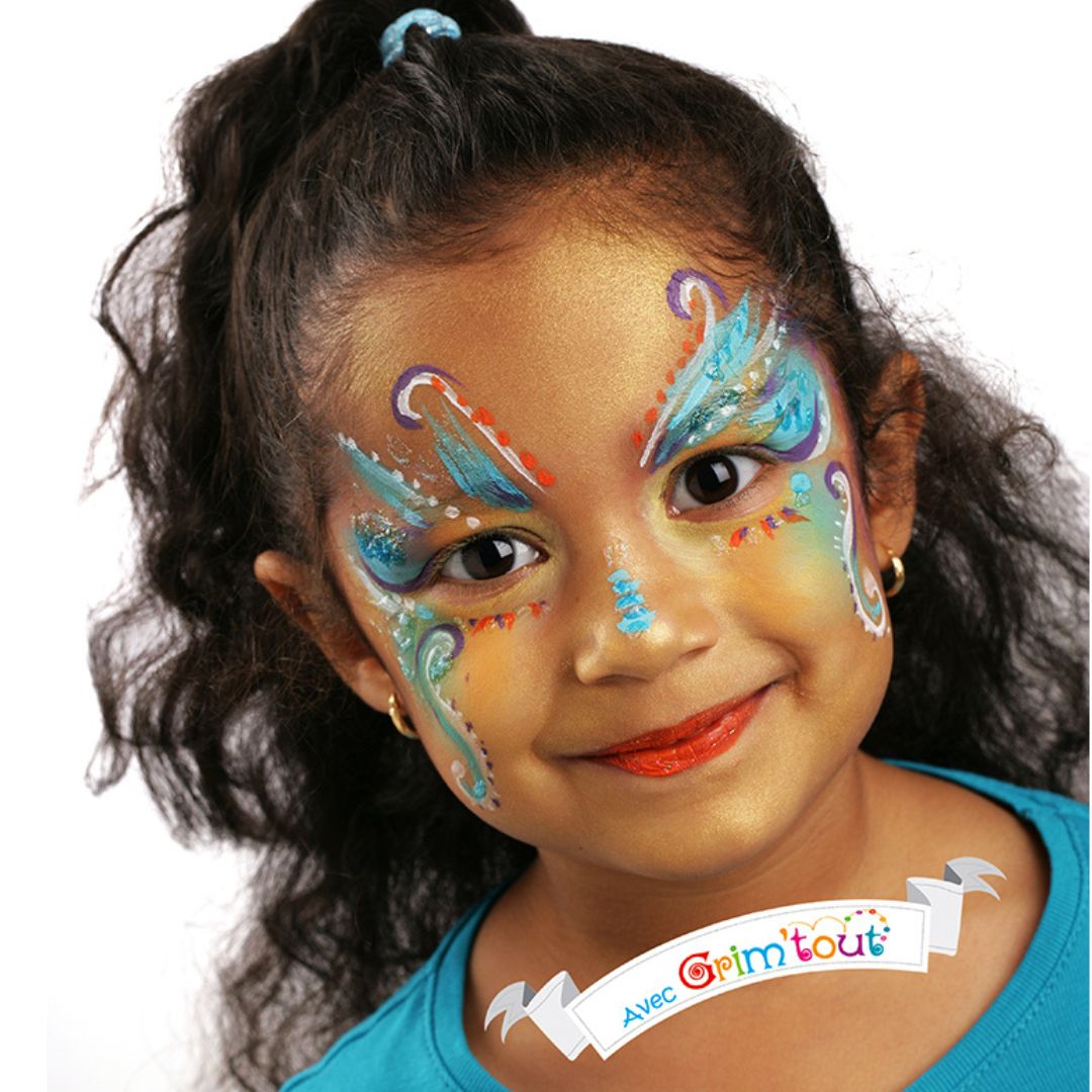 Pige malet som sommerfugl i ansigtet, med allergivenlig ansigtsmaling Eventyr fra Grim'Tout fås hos Nordic Simply