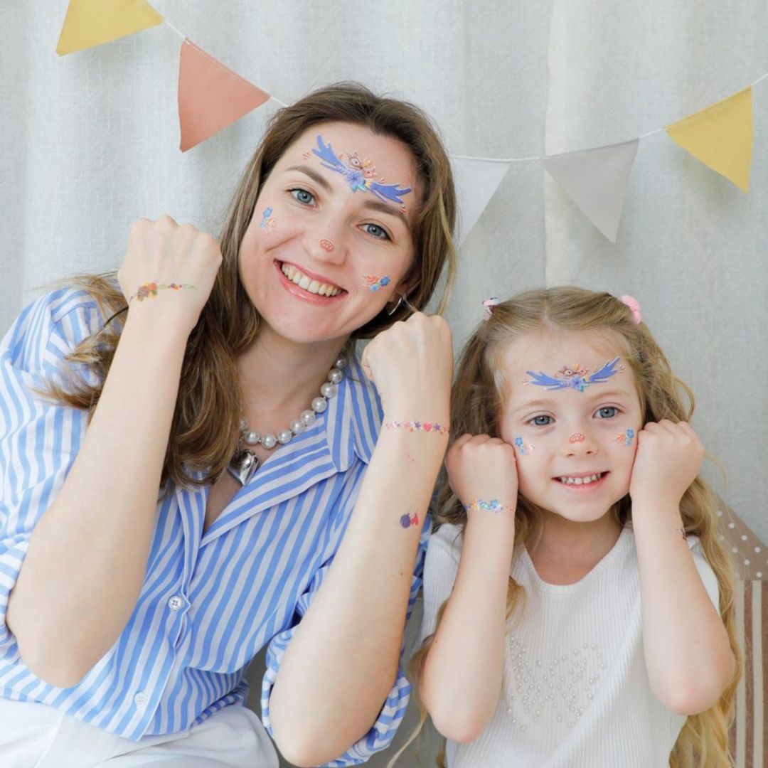 mor og datter med ansigtsstickers og tatoveringer med dyr fra Avenir fås hos Nordic Simply