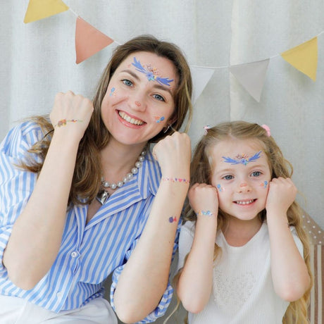 mor og datter med ansigtsstickers og tatoveringer med dyr fra Avenir fås hos Nordic Simply