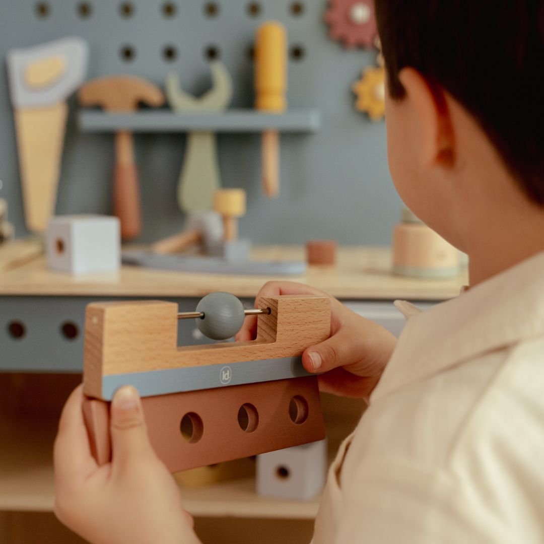 Barn set bagfraholder vaterpass fra fra arbejdsbænk i træ fra Little Dutch, perfekt til rolle-og fantasileg for din lille håndværker, fås hos Nordic Simply