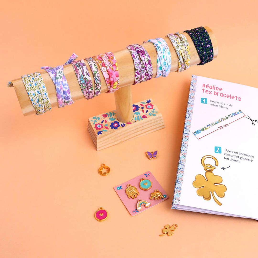 Trædisplay med stof armbånd med vedhæng fra smykkesæt fra Auzou til børn fås hos Nordic Simply
