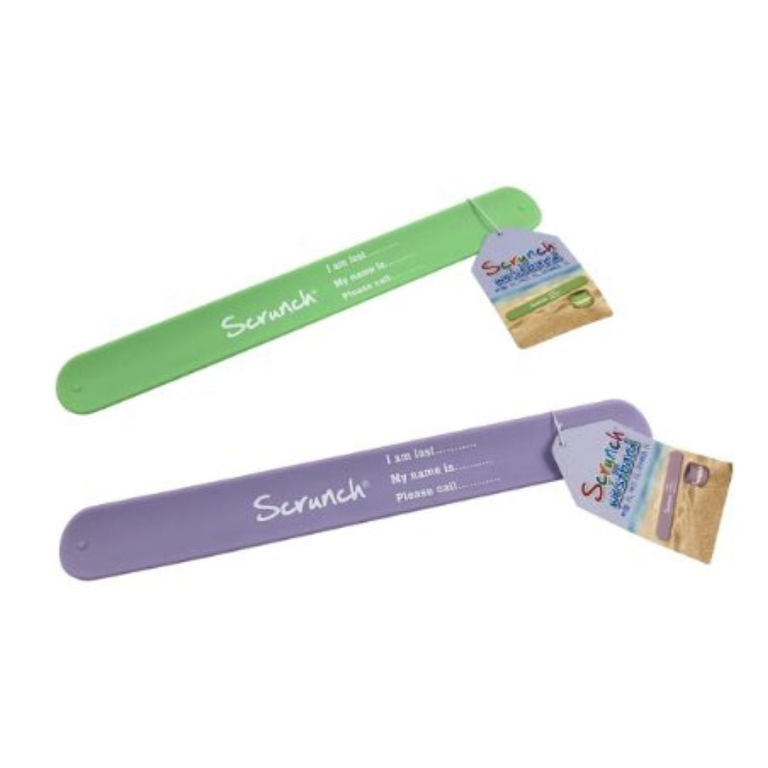 To "jeg er blevet væk"-armbånd i grøn og lilla . Skriv barnets navn på armbåndet og find hinanden igen, klikkes på, fra Scrunch fås hos Nordic Simply