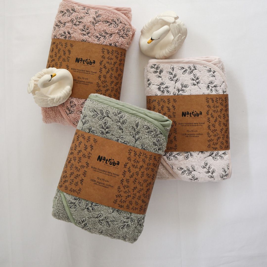 3 badehåndklæder til baby med hætte i 100% økologisk grøn, hvid og rosa frotté fra Natruba fås hos Nordic Simply