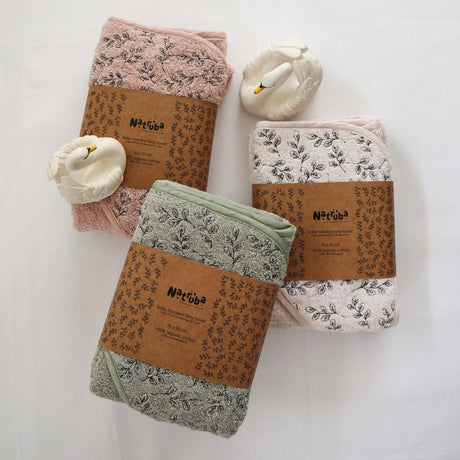 3 badehåndklæder til baby med hætte i 100% økologisk hvid, grøn og rosa frotté fra Natruba fås hos Nordic Simply