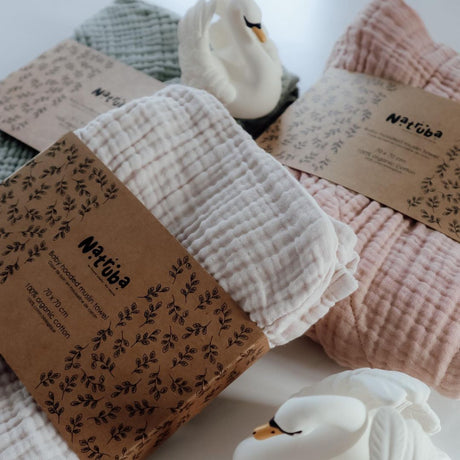 Baadehåndklæder med hætte til baby i 100% økologisk hvid, rosa og grøn bomuld muslin fra Natruba fås hos Nordic Simply
