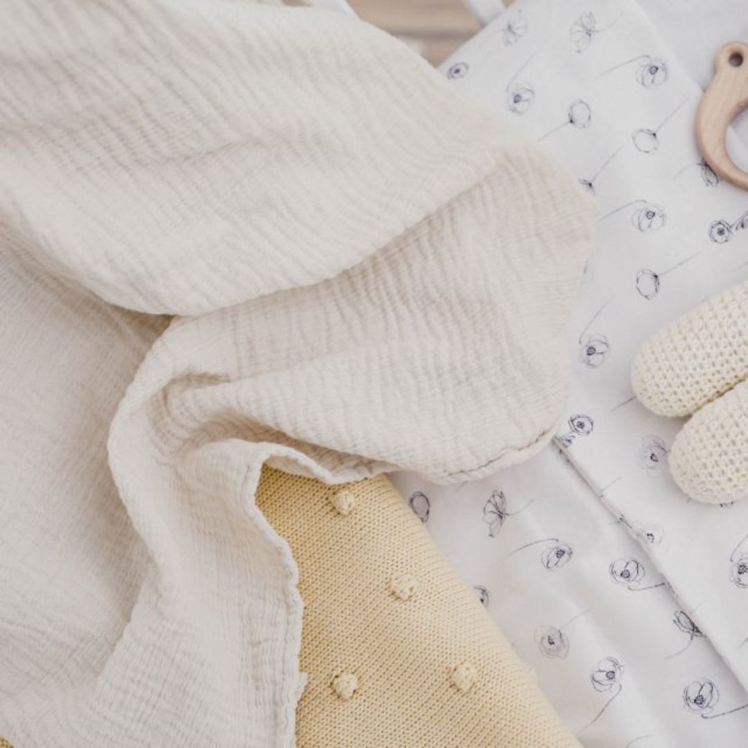 Hvidt babytæppe i tyndt bomulds muslin fra Ooh Noo, set tæt på, fås hos Nordic Simply