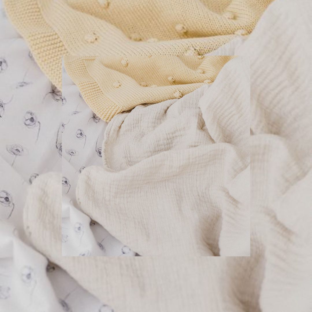 Babytæppe i tyndt bomuld muslinstof i farven elfenben fra Ooh Noo fås hos Nordic Simply