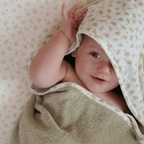 Badehåndklæde | Økologisk frotté, grøn: Baby i blødt håndklæde med hætte, trygt svøbt efter bad.