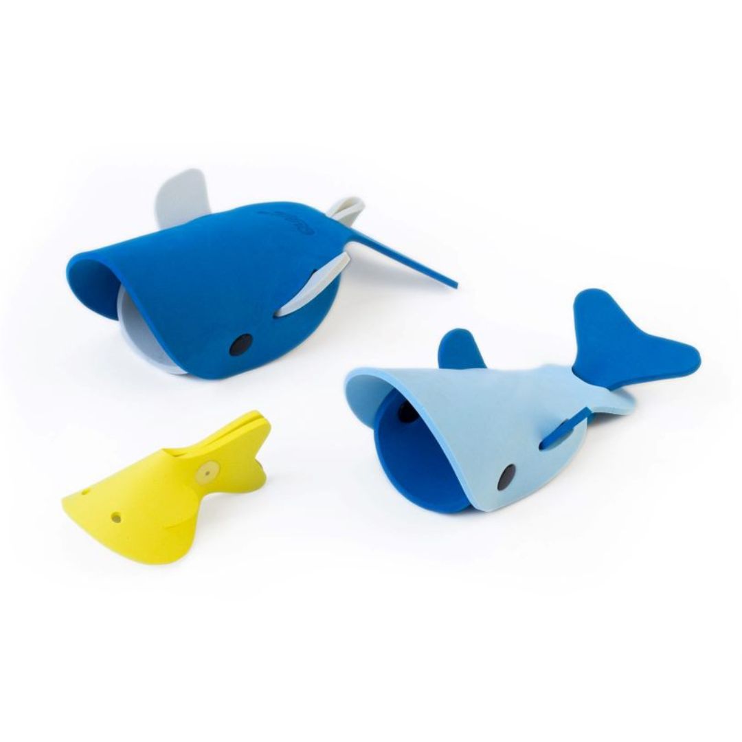 To blå badehvaler af skum og lille gul badehval, badelegetøj til børn fra 3 år og op, fra Quut fås hos Nordic Simply