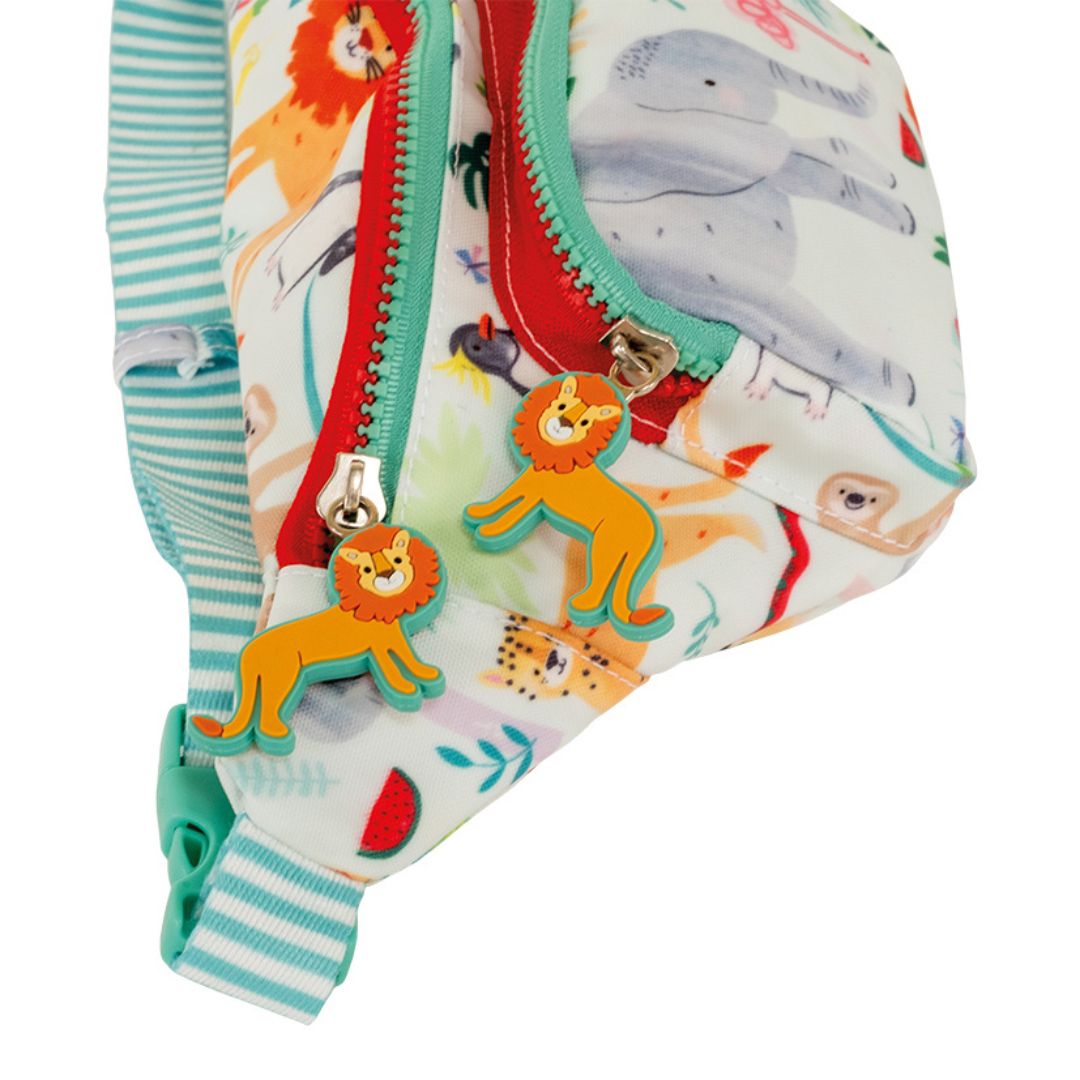 bæltetaske bumbag til børn med jungle motiver fra Floss & Rock, set tæt på med løve på lynlås, fås hos Nordic Simply