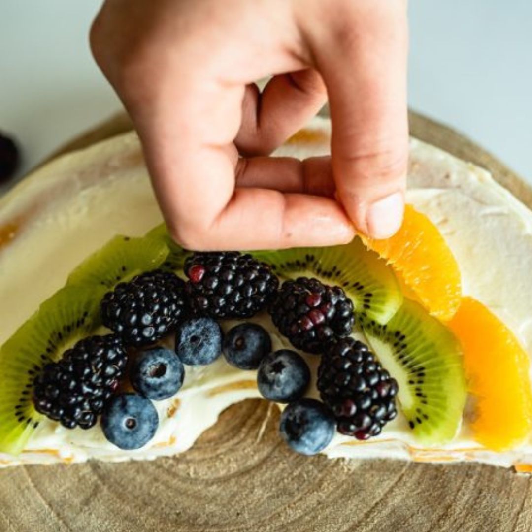 Regnbuekage med bær bagt i grøn regnbue bageform i silikone fra Dëna fås hos Nordic Simply