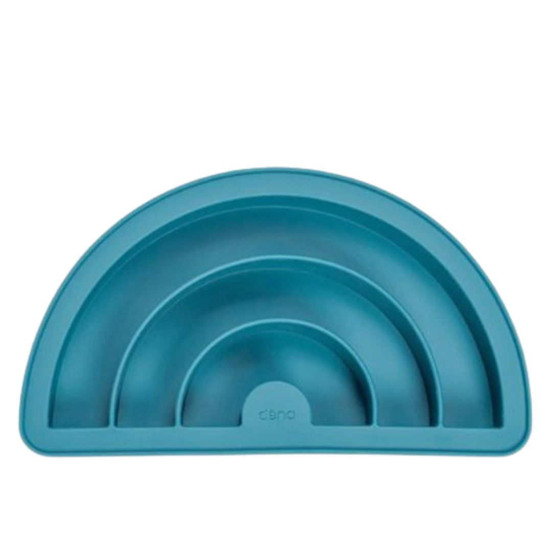 Blå regnbue-bageform til at skabe flotte kager i tre farver, kageform i silikone, tåler opvaskemaskine og fryser, fra Dëna fås hos Nordic Simply