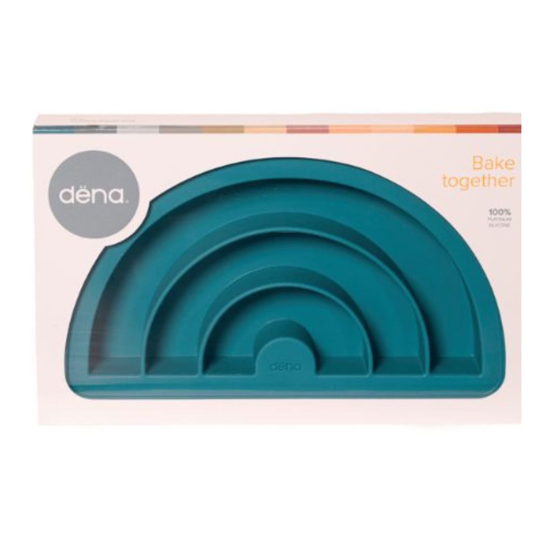 Blå regnbue-bageform i indpakning, skab flotte kager i tre farver, kageform i silikone, tåler opvaskemaskine og fryser, fra Dëna fås hos Nordic Simply
