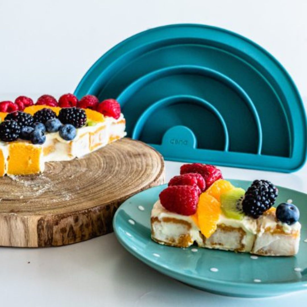 Regnbuekage med bær, bagt med blå regnbue bageform i silikone fra Dëna fås hos Nordic Simply