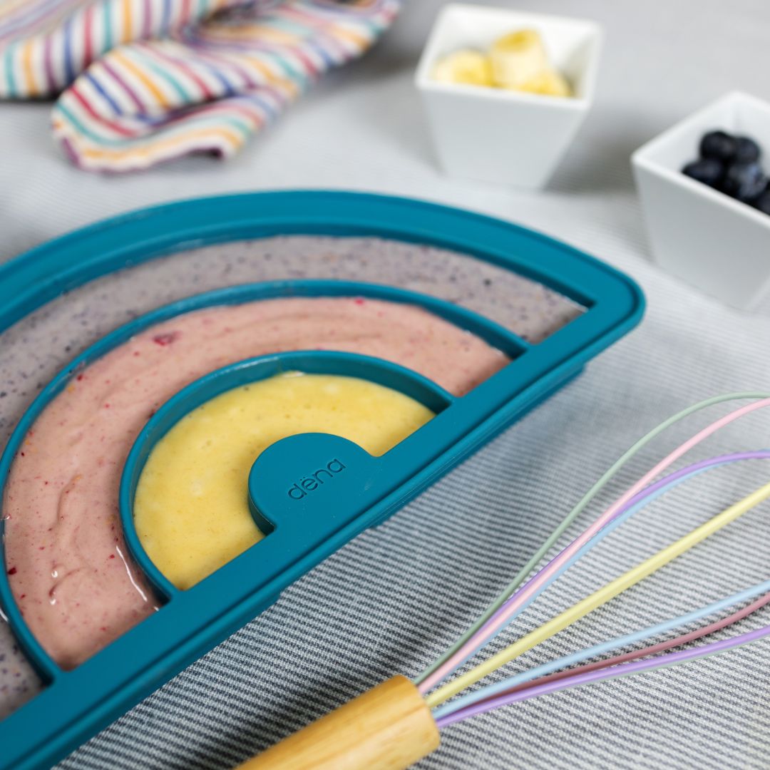 Regnbuei-s lavet i regnbue kageform i blå silikone fra Dëna.