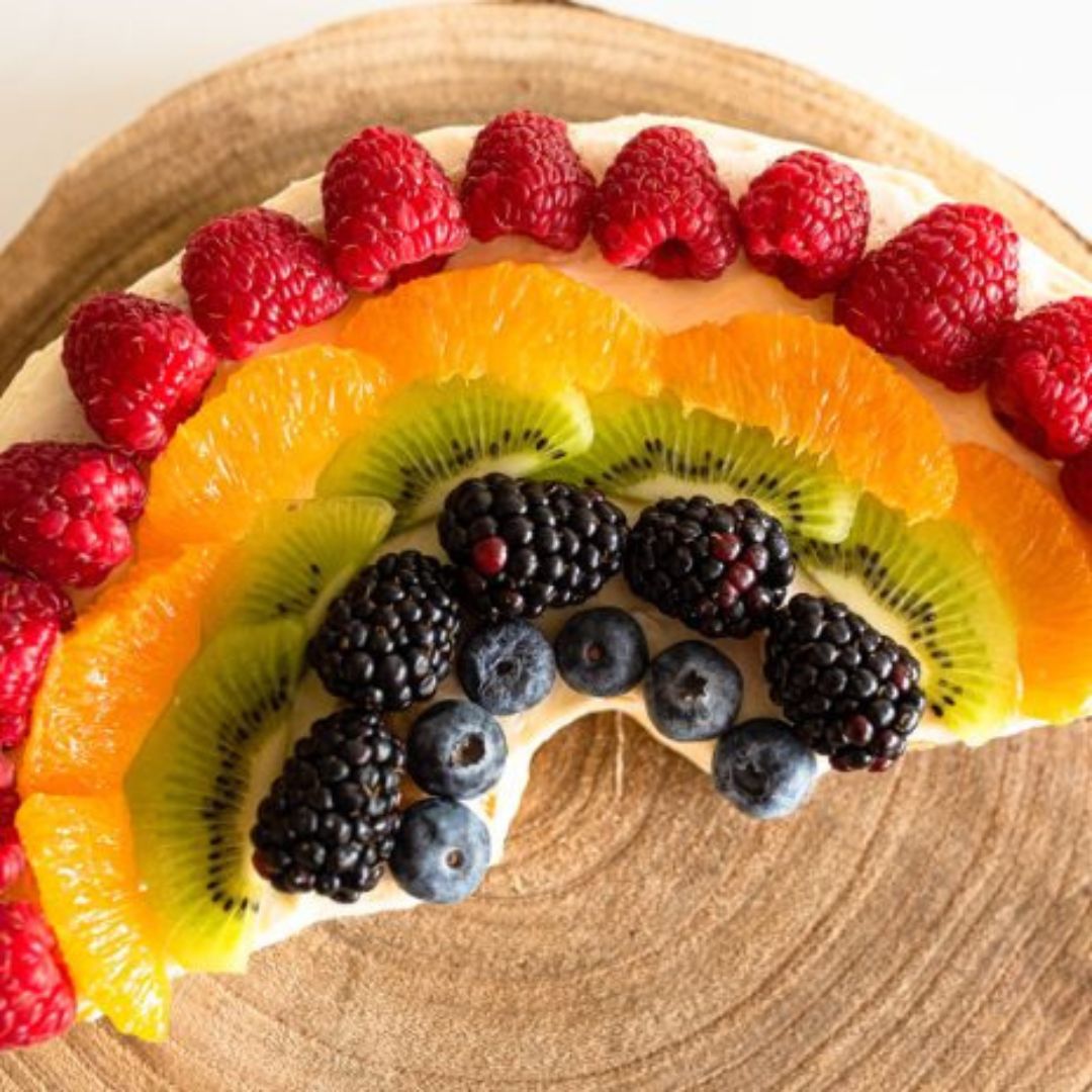 Regnbuekage med bær, bagt med rosa regnbue bageform i silikone fra Dëna fås hos Nordic Simply