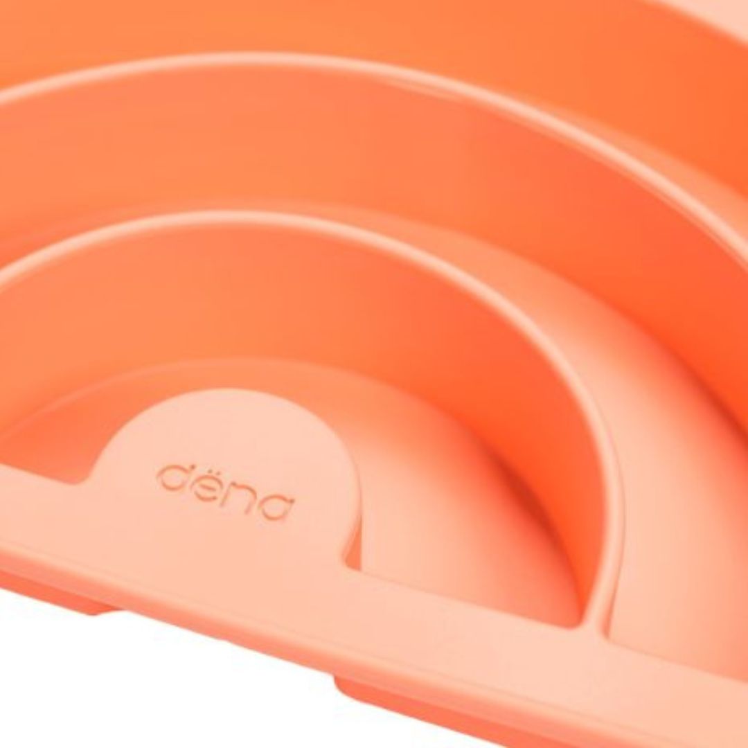 Rosa regnbue-bageform til at skabe flotte kager i tre farver, kageform i silikone set tæt på, tåler opvaskemaskine og fryser, fra Dëna fås hos Nordic Simply