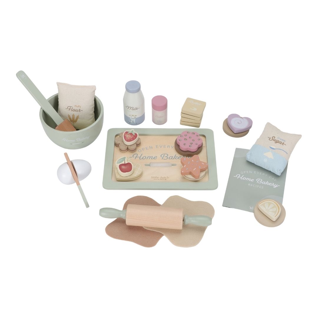 bagesæt i træ med bakke, kagerulle skål, ske og masser af ingredienser som mel, sukker, mælk, æg, kager og småkager. Her set på hvid baggrund. Perfekt legesæt til fantasi og rolleleg, passer sammen med legekøkken i samme serie fra Little Dutch.